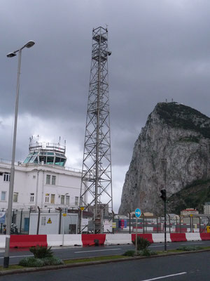 100 Meter nach der britischen Grenze, überquert man die Start- und Landebahn vom internationalen Flughafen Gibraltar. 