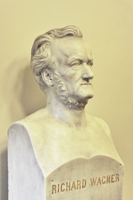 Auch der Komponist Richard Wagner, der zwischen 1842-1849 Dirigent am Opernhaus Dresden war, hätte seine helle Freude an der heutigen musikalischen Kunsthochburg.