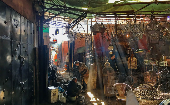 Im verwinkelten, arabischen Markt- und Handwerkerquartier (dem Souk), zeigt uns Mohammed die Gassen der Schmiede. Ein wahres Durcheinander.  