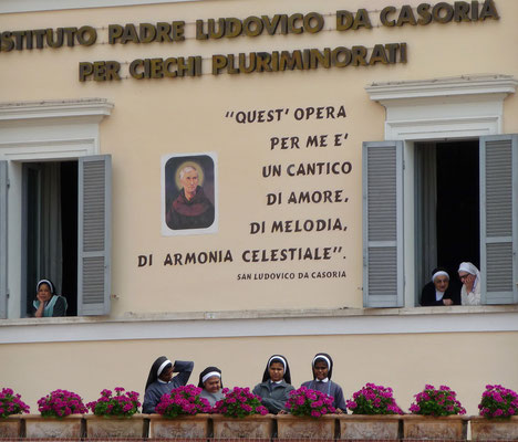 ...sogar die Nonnen aus dem Kloster "San Fancesco" widmen ihre Zeit kurz dem "weltlichen Treiben". 