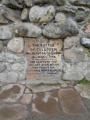 Die Inschrift beim Schlachtdenkmal.