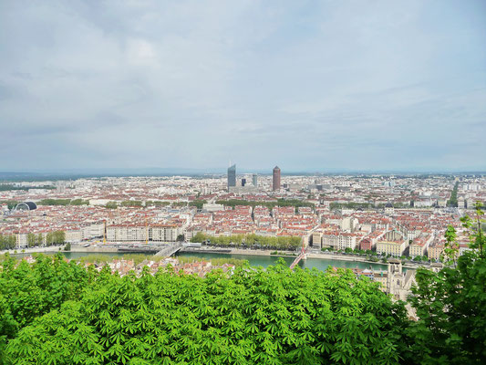Oben angekommen bietet sich uns eine fantastische Aussicht auf den neueren Teil der Stadt Lyon.