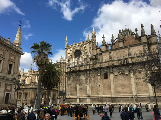 Mächtig wirkt der grösste mittelalterliche Kirchenbau der Welt, die Kathedrale von Sevilla.