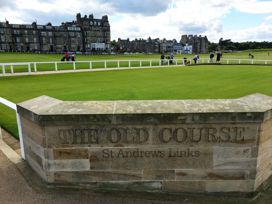 ..bis zum altehrwürdigen Golfplatz  "Old Course" von St. Andrews, dem weltweit ältesten, noch existierenden Golfplatz (erste Erwähnung 1672).