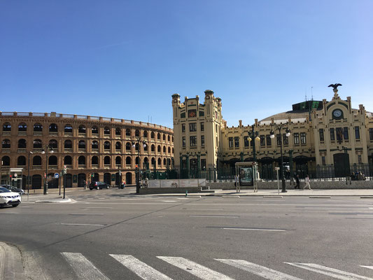 ...und der historische Bahnhof von Valencia stehen gerade nebeneinander.