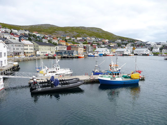 Der Hafen von Honningsvåg war vor Jahrzehnten voll mit Fischerbooten. Die ausgefischten Meere und deshalb eingeführte Fangquoten haben das Bild drastisch verändert. Touristische Ausflugsboote liegen neben wenigen Fischerbooten im leer wirkenden Hafen.