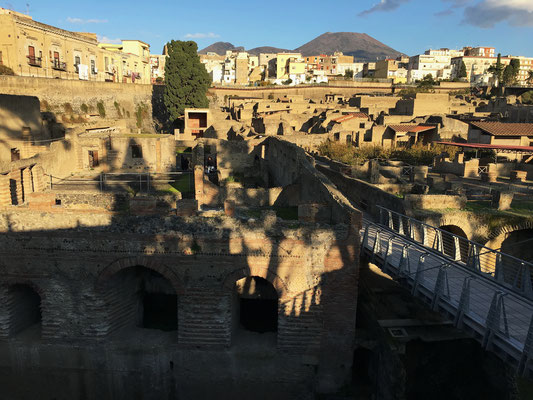 Die 20 Meter tief verschüttete Stadt Herculaneum wurde über 300 Jahre aus kompaktem Tuffstein ausgegraben oder besser gesagt, herausgemeisselt.
