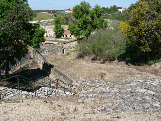 Im Mittelalter wurden unterhalb der Staumauer Getreidemühlen angetrieben und Wolle gewaschen. Von hier floss das Wasser zur Zeit der Römer mit natürlichem Gefälle über den Aquädukt in die Stadt Emerita Augusta.  