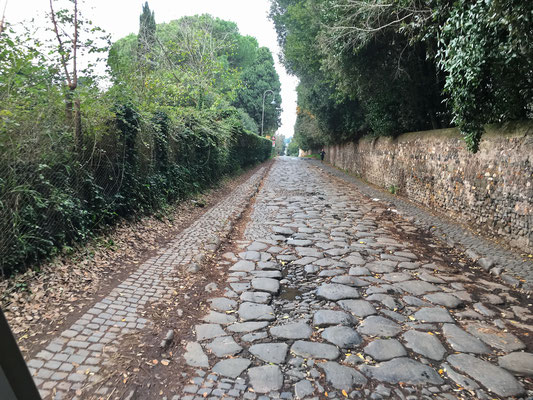 Auf dem 2000-jährigen Originalbelag der "Via Appia Antica" mit dem WoMo ins Zentrum von Rom zu fahren, ist schon ein erhabenes Gefühl. Wir werden aber arg durchgerüttelt :-)