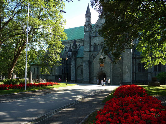 Am nächsten Tag haben wir etwas Glück und können sehr nahe bei der Altstadt von Trondheim am Fluss parkieren und spazieren durch eine schöne Parkanlage in die Stadt bis zur Kathedrale.