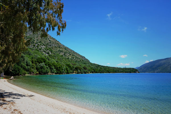 Der Campingplatz Kalami-Beach, gebaut an dieser einsamen Bucht, mit kristallklarem Wasser, welches türkisblau schimmert, verführt uns...