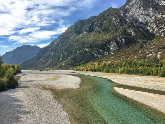 Hier führt einer der letzten Wildflüsse der Alpen durch, der "Tagliamento", der im unteren Teil über ein extrem weites Flussbett aufweist.