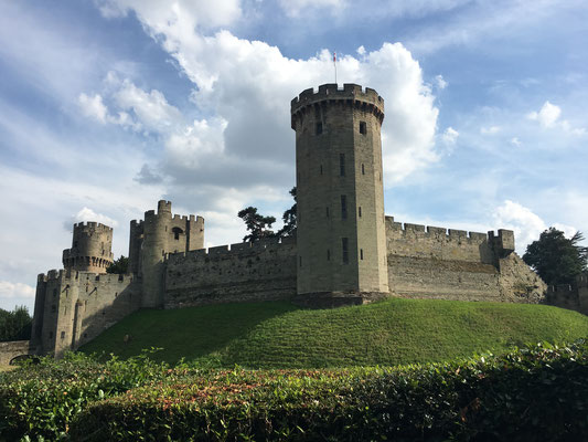 Warwick Castle geht auf "Wilhelm der Erborerer" zurück.  Während des hundertjährigen Krieges wurde die Burg massiv ausgebaut und ist heute eines der klassischen Beispiele für die Militärarchitektur im 14. Jh.