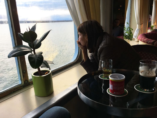 Bei der Ausfahrt aus dem Hafen vom irischen Rosslare, scheint Ida etwas wehmütig aus dem Fenster zu schauen.