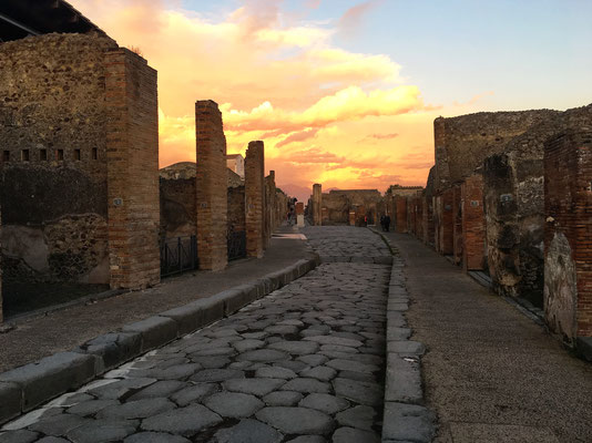 Beim Rückweg zum Ausgang hat sich eine zauberhafte, abendliche Stimmung über Pompeji ausgebreitet.