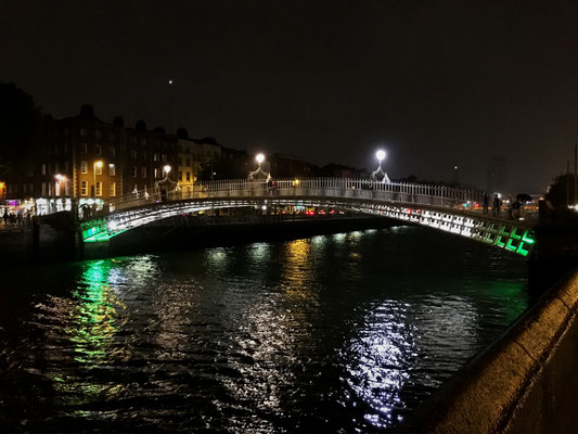 ...mit der schön beleuchteten Ha'(lf) Penny Bridge über den Fluss Liffey (Erbaut 1816 und bis 1919 mit Fussgängermaut von einem halben Penny).