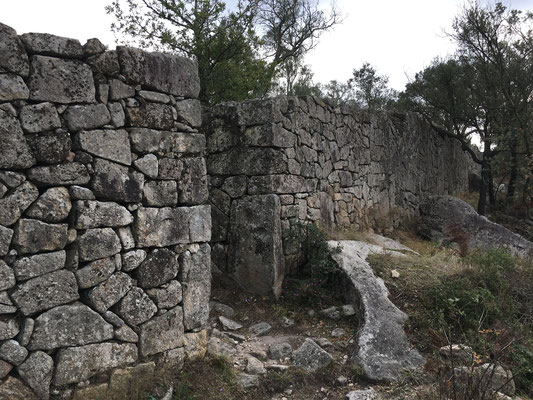 Die ausgegrabene keltiberische Stadt "Citania de Briteiros" ist einzigartig mit den drei Ringmauern. Dieses kunstvolle Mauerwerk ist beinahe 3000 Jahre alt