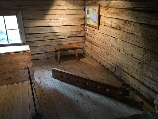 Ein echtes historisch interessantes Gerichthaus in Lappland wo die Beschuldigten ihr Urteil entgegen nehmen mussten. Eine der Strafen konnte sein in einem Fussfessel-Balken auf den Knien gefesselt zu sein.
