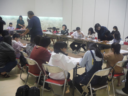 冬休みワークショップ貝殻アクセサリー作り　作成中1