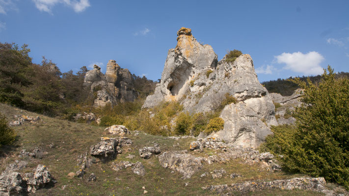 rocher-ruiniforme-sur-le-causse-du-larzac-terre-insolite-evasion-grands-causses-en-gite-d'exception-en-aveyron-le-colombier-saint-veran-credit-photo-mcg