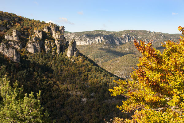 paysage-d'automne-dans-la-vallee-de-la-dourbie-au-coeur-du-parc-naturel-des-grands-causses-vacances-à-deux-en-gite-d'exception-en-aveyron-le-colombier-saint-veran-credit-photo-mcg