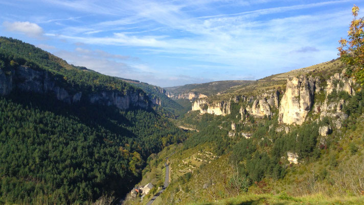 gorges-de-la-jonte-à-droite-le-causse-mejean-à-gauche-le-causse-noir-vacances-sport-et-nature-hebergement-en-gite-de-charme-avec-piscine-privee-le-colombier-saint-veran-aveyron-meuble-de-tourisme-5-etoiles-credit-photo-mcg