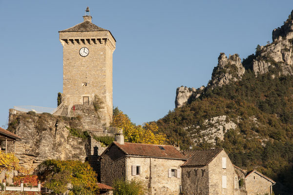 tour-de-l'-horloge-peyreleau-aveyron-gorges-de-la-jonte-vacances-sport-et-nature-en-gite-d'-exception-en-aveyron-le-colombier-saint-veran-qualite-5-etoiles-credit-photo-mcg