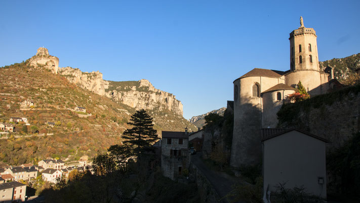 le-rocher-de-capluc-et-le-village-de-peyreleau-vacances-sport-et-nature-hebergement-en-gite-d'exception-le-colombier-saint-veran-aveyron-qualite-5-etoiles-credit-photo-mcg