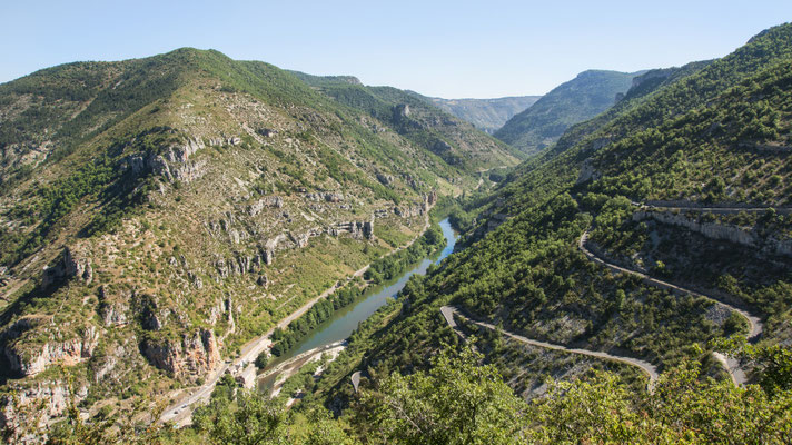 gorges-de-la-jonte-descente-sur-le-menial-vacances-sport-et-nature-hebergement-en-gite-de-charme-avec-piscine-privee-le-colombier-saint-veran-aveyron-meuble-de-tourisme-5-etoiles-credit-photo-mcg