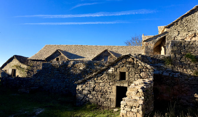 toiture-de-lauze-ferme-caussenarde-de-roquesaltes-causse-noir-parc-des-grands-causses-hebergement-en-gite-d'-exception-en-aveyron-le-colombier-saint-veran-vivez-une-experience-5-etoiles-credit-photo-mcg