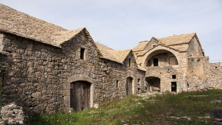 ferme-typique-caussenarde-de-roquesaltes-parc-des-grands-causses-hebergement-en-gite-d'-exception-en-aveyron-le-colombier-saint-veran-vivez-une-experience-5-etoiles-credit-photo-mcg