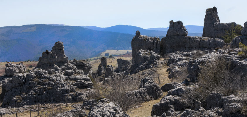 balade-dans-le-chaos-rocheux-de-nimes-le-vieux-suer-le-causse-mejean-hebergement-en-gite-d'exception-en-aveyron-le-colombier-saint-veran-osez-l'-experience-5-etoiles-credit-photo-mcg