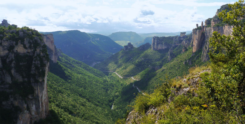 les-gorges-de-la-jonte-avec-à-droite-le-vase-de-sevres-et-le-vase-de-chine-vacances-sport-et-nature-hebergement-en-gite-de-charme-avec-piscine-privee-le-colombier-saint-veran-aveyron-meuble-de-tourisme-5-etoiles-credit-photo-mcg