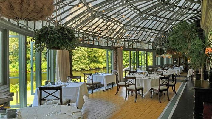 Enjoy a delicious dinner in the conservatory at the Engelenburg