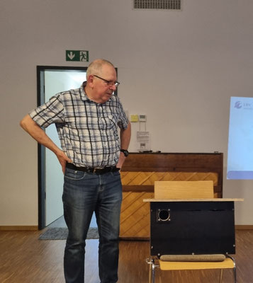 Jürgen Grabsch mit einem Wiedehopfkasten
