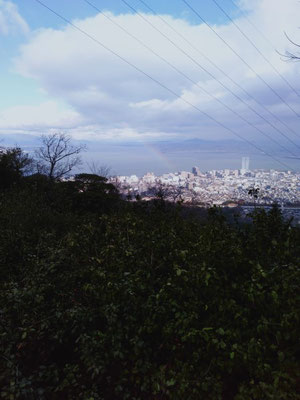 鉄塔から琵琶湖に虹が架かる