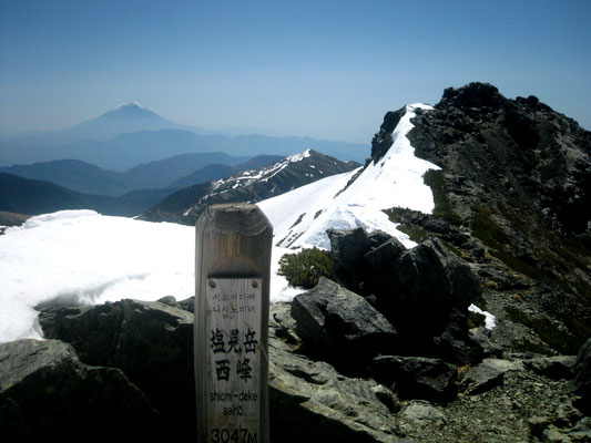 西峰から東峰その奥に富士山