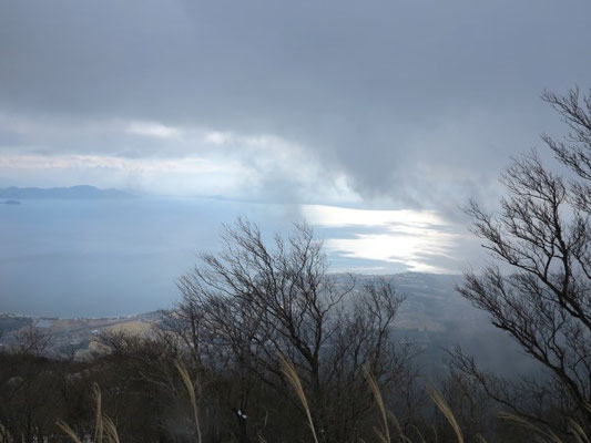 雪雲の切れ間から琵琶湖
