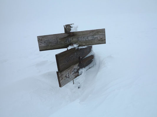 雪に埋もれる蓬莱山の標