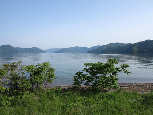静かな湖面の奥琵琶湖