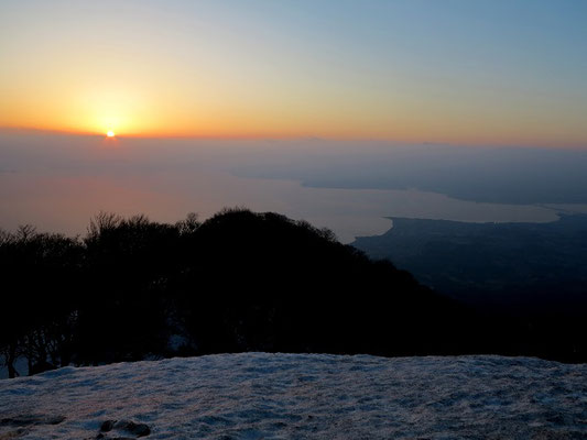 琵琶湖の向こうから朝日が昇る