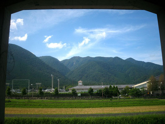ＪＲ志賀駅から見上げる烏谷山
