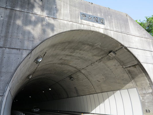 トンネルを抜けると琵琶湖が見える