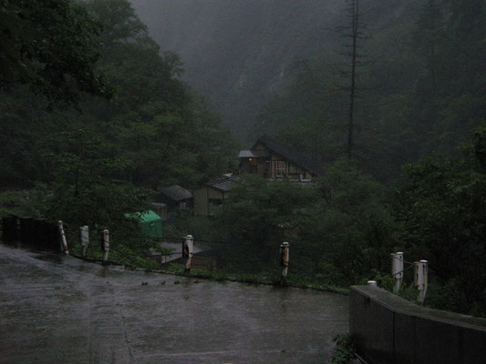雨に煙る名剣温泉