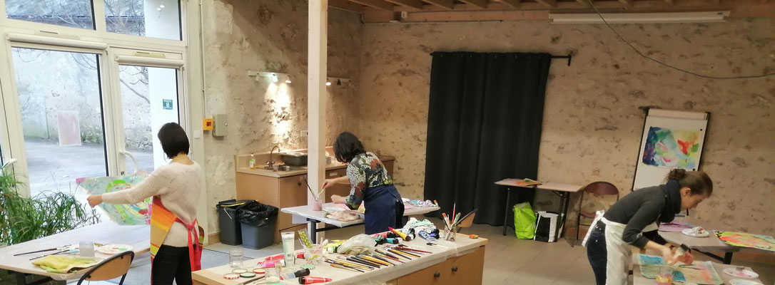 atelier de peinture intuitive organisé à la Maison de la Gloriette à Tours par Séverine Saint-Maurice de lescerclesdelumiere.com