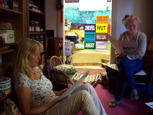 Karin als Emily und Gudrun in der Rolle ihres Lebens: tada: als weise Lichtkugel :-).