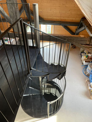 Spindeltreppe innen mit Metallstufen und Geländer Willisau Luzern Schweiz Metallbau