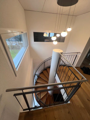 Spindeltreppe innen mit Holzstufen und Geländer mit Handlauf Willisau Luzern Schweiz Metallbau