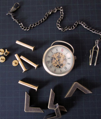 Mechanische Taschenuhr mit Kette Metallbuchecken Buchschrauben messingfarben