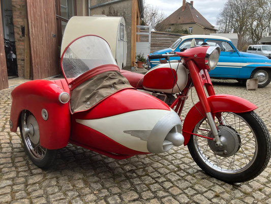 Pannonia mit Duna Seitenwagen